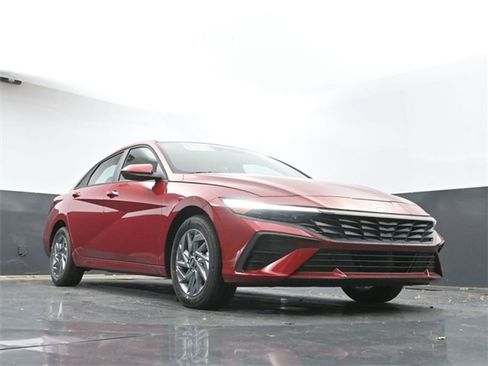 Used 2025 Hyundai Elantra Blue image 29