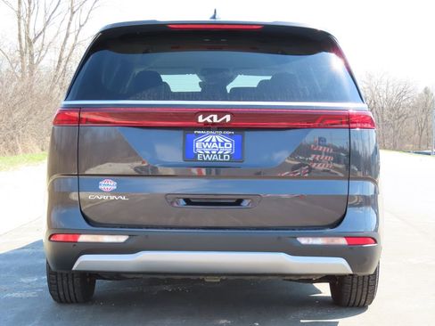 Used 2023 Kia Carnival LX FWD image 12
