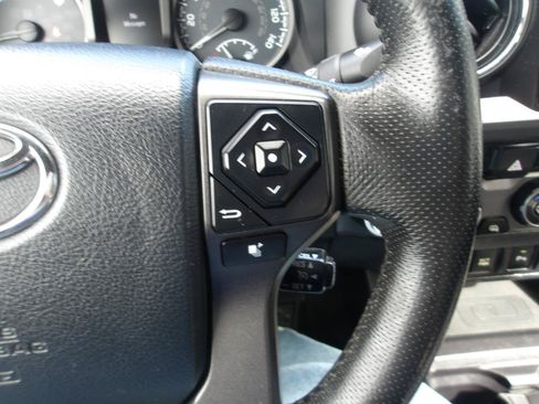Used 2016 Toyota Tacoma TRD Off-Road w/ Premium & Technology Package AWD/4WD image 17