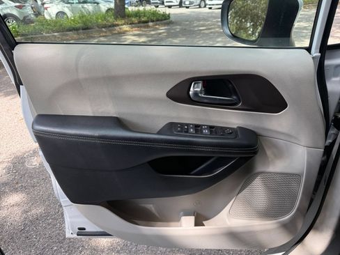 Used 2023 Chrysler Voyager LX FWD image 18