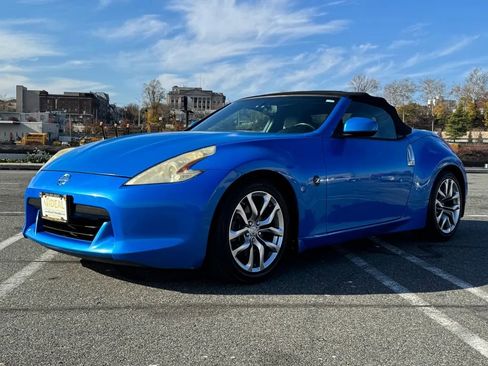 Used 2010 Nissan 370Z Touring image 3