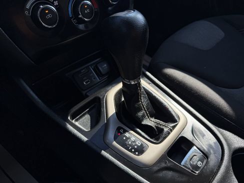 Used 2018 Jeep Cherokee Latitude w/ Altitude Package FWD image 18