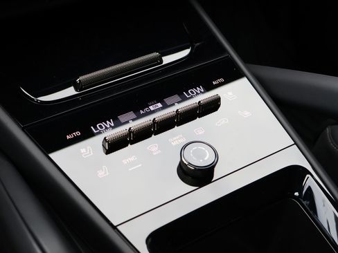 Certified 2025 Porsche Cayenne Turbo AWD/4WD image 21