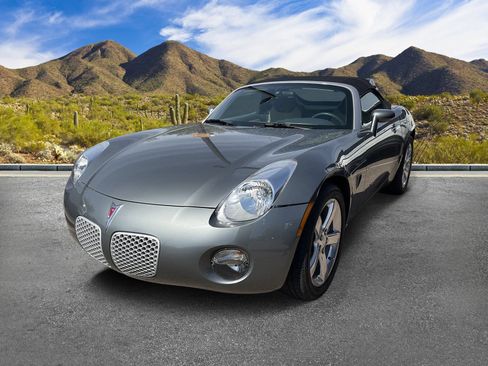 Used 2006 Pontiac Solstice Convertible w/ Premium Package RWD image 2