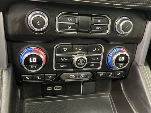 Certified 2024 GMC Yukon SLT w/ SLT Premium Package AWD/4WD image 24