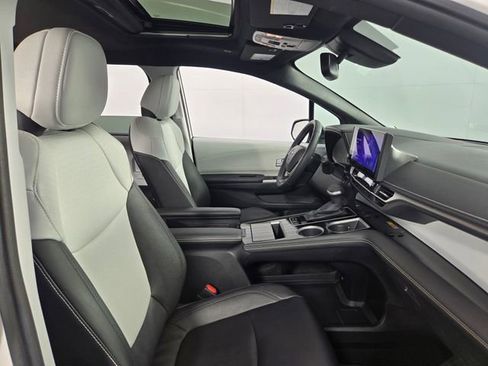 Used 2025 Toyota Sienna XSE FWD image 15