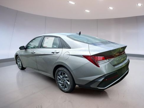 Used 2024 Hyundai Elantra SEL FWD image 3