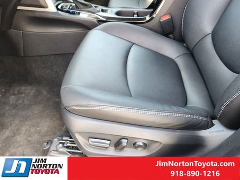 Used 2025 Toyota Corolla Cross XLE image 25