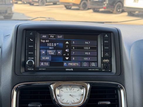 Used 2015 Chrysler Town & Country Touring FWD image 15