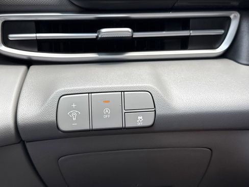 Certified 2025 Hyundai Elantra SE FWD image 18