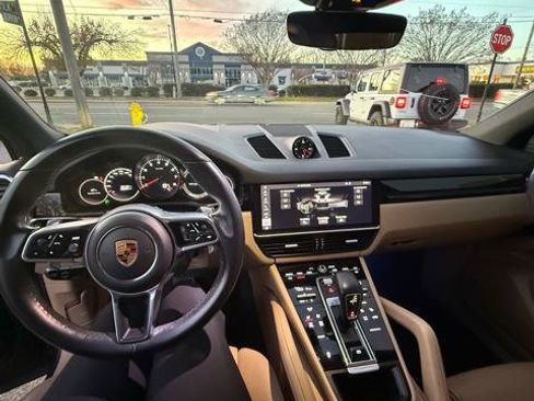 Used 2019 Porsche Cayenne Base image 13