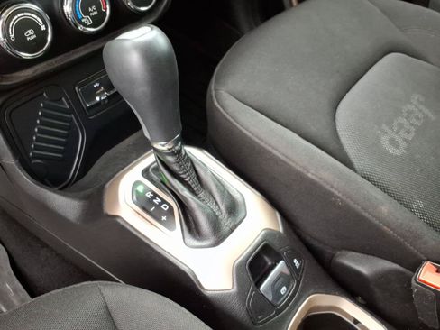Used 2015 Jeep Renegade Latitude FWD image 23