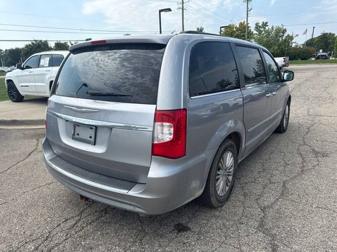 Used 2015 Chrysler Town & Country Touring-L w/ Driver Convenience Group FWD image 5