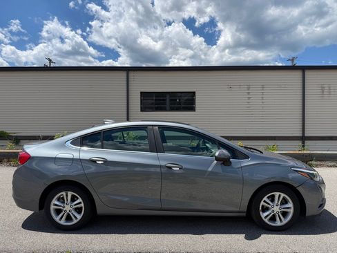 Used 2018 Chevrolet Cruze LT w/ Convenience Package FWD image 6