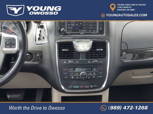 Used 2016 Chrysler Town & Country Touring-L FWD image 28