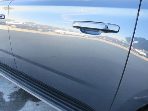 Used 2020 Chevrolet Suburban LT image 30