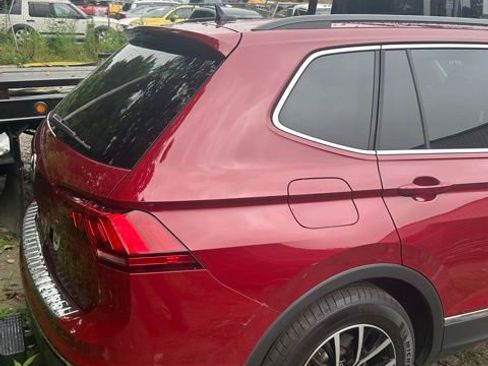 Used 2021 Volkswagen Tiguan SE FWD image 1