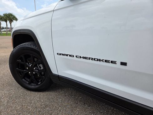 Used 2024 Jeep Grand Cherokee Altitude AWD/4WD image 12