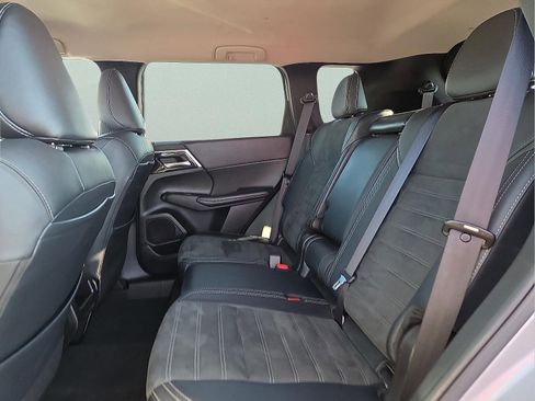 Used 2024 Mitsubishi Outlander SE image 11