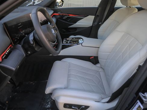 Used 2025 BMW i5 eDrive40i w/ Premium Package image 14