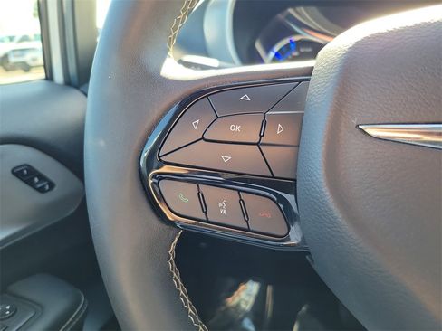 Used 2024 Chrysler Pacifica Select image 25