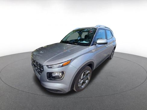 Used 2026 Hyundai Venue SEL FWD image 2