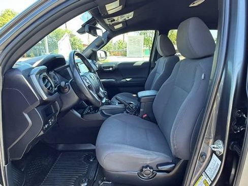 Used 2018 Toyota Tacoma TRD Off-Road w/ Technology Package AWD/4WD image 32