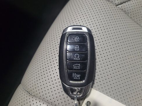 Used 2021 Hyundai Elantra Limited image 32