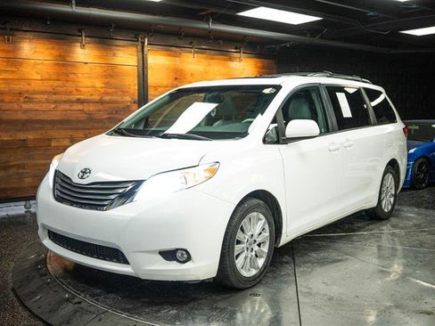 Used 2012 Toyota Sienna XLE image 2