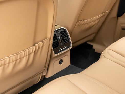 Certified 2026 Porsche Macan AWD/4WD image 17