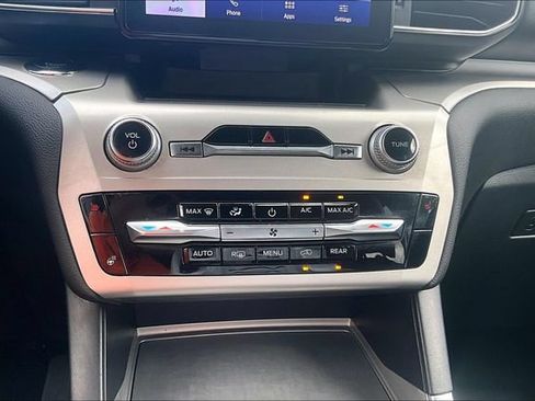 Used 2022 Ford Explorer XLT w/ Equipment Group 202A AWD/4WD image 31