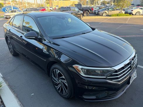 Used 2021 Volkswagen Jetta SEL Premium image 3