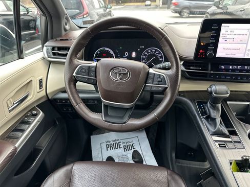 Used 2021 Toyota Sienna Platinum image 18