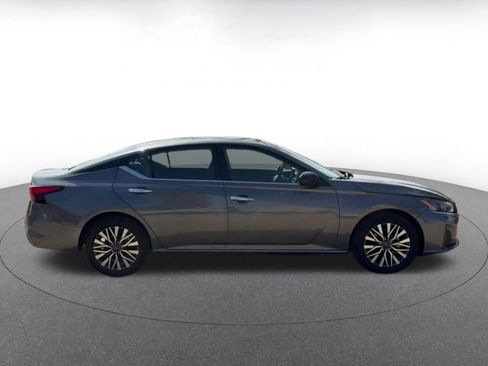 Used 2025 Nissan Altima 2.5 SV image 16