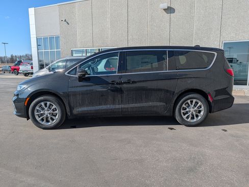 New 2026 Chrysler Pacifica Select image 3