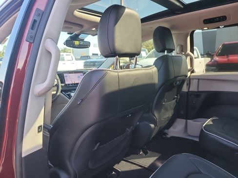 Used 2022 Chrysler Pacifica Limited FWD image 11