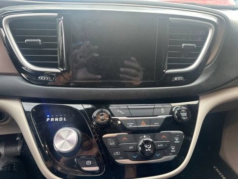 Used 2017 Chrysler Pacifica Premium FWD image 11