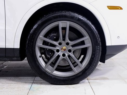 Used 2025 Porsche Cayenne image 23