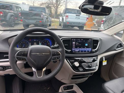 Used 2024 Chrysler Pacifica Touring-L image 9