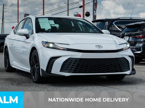 Used 2025 Toyota Camry SE image 4