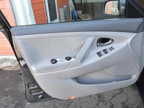 Used 2011 Toyota Camry LE image 27