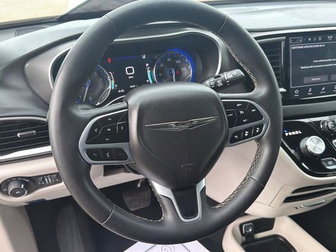 Used 2024 Chrysler Pacifica Touring-L image 17