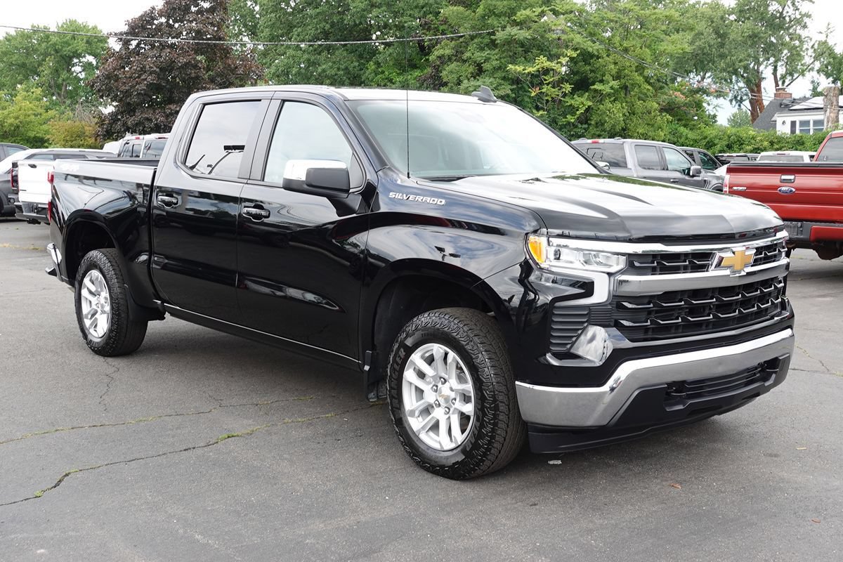 Used 2024 Chevrolet Silverado 1500 LT AWD/4WD image 4