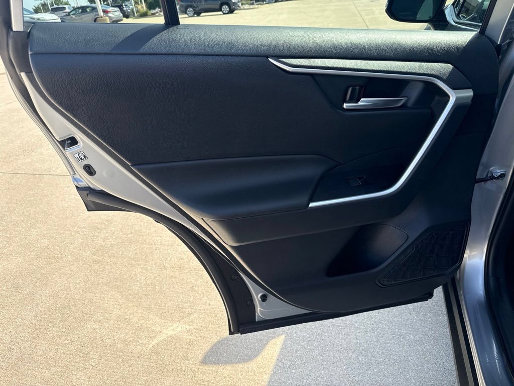 Used 2019 Toyota RAV4 XLE Premium AWD/4WD image 19