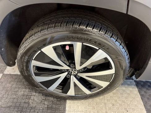 Certified 2023 Volkswagen Taos SE w/ Panoramic Sunroof Package FWD image 14