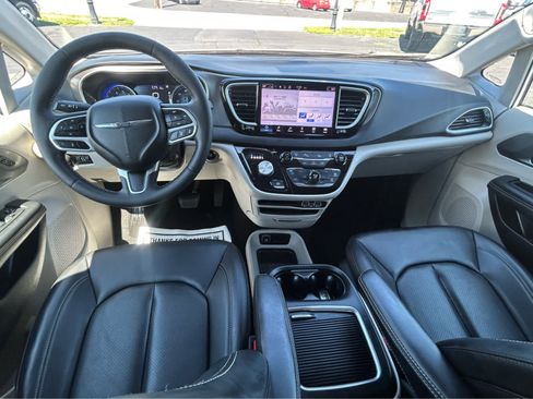 Used 2023 Chrysler Pacifica Touring-L FWD image 21