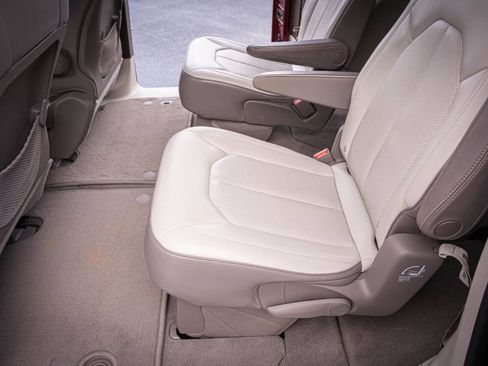 Used 2021 Chrysler Voyager Lxi image 24