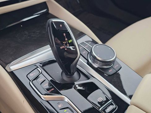 Used 2023 BMW 530e w/ Executive Package image 31