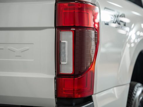 Certified 2022 Ford F250 Lariat w/ Black Appearance Package image 7