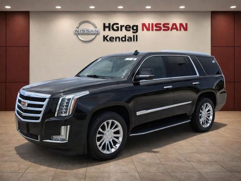 Used 2018 Cadillac Escalade 4WD image 3
